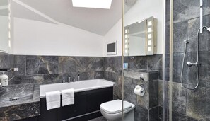 Duschwanne, Haartrockner, Handtücher, Seife