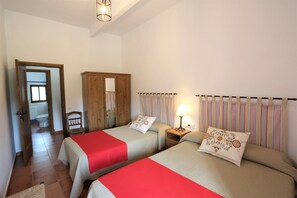 3 chambres, fer et planche à repasser, Wi-Fi gratuit, draps fournis