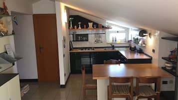 Kühlschrank, Ofen, Herdplatte, Wasserkocher mit Kaffee-/Teezubehör