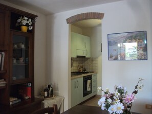 Fridge, oven, stovetop, coffee/tea maker