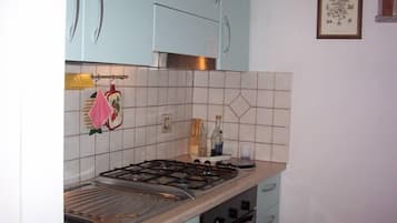 Fridge, oven, stovetop, coffee/tea maker