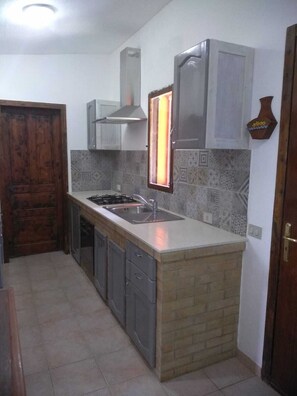 Fridge, microwave, oven, stovetop - Chalet with private pool with direct beach access (Avola)