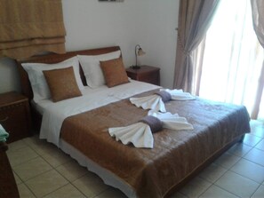 3 室のベッドルーム、セーフティボックス (室内)、アイロン / アイロン台、旅行用ベビーベッド