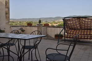 Outdoor dining - Magnificent mansion Villa Siciliana (Chiaramonte Gulfi)