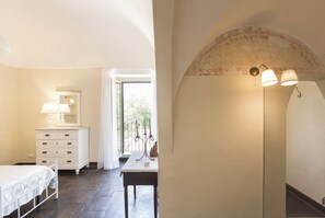 7 Schlafzimmer, Zimmersafe, Schreibtisch, Bügeleisen/Bügelbrett