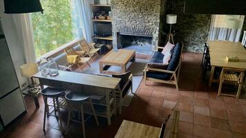 Televisie, een open haard, een tafeltennistafel en boeken