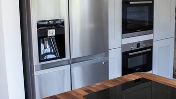 Refrigerador, microondas, horno, placa de cocina