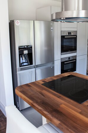 Geladeira, micro-ondas, fogão, cooktop