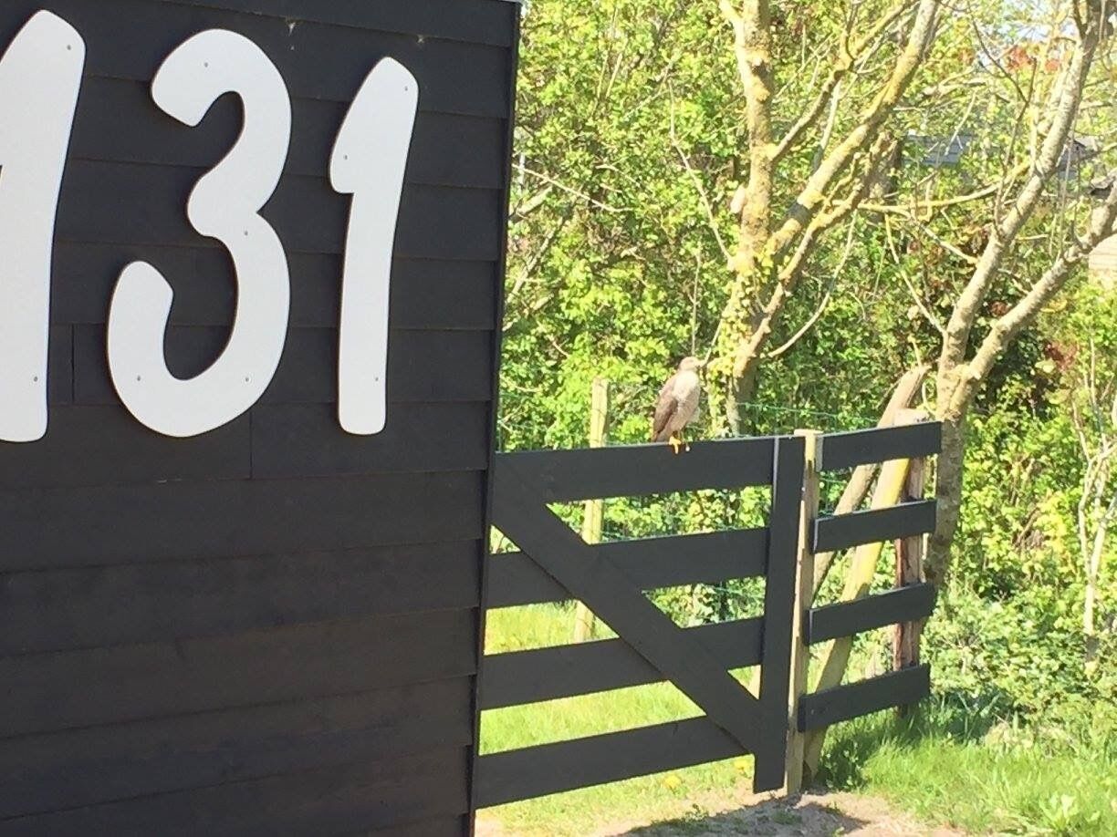 Een houten constructie met het nummer 131.
