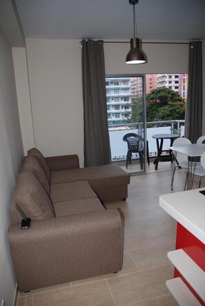 Smart-tv, een dvd-speler en boeken