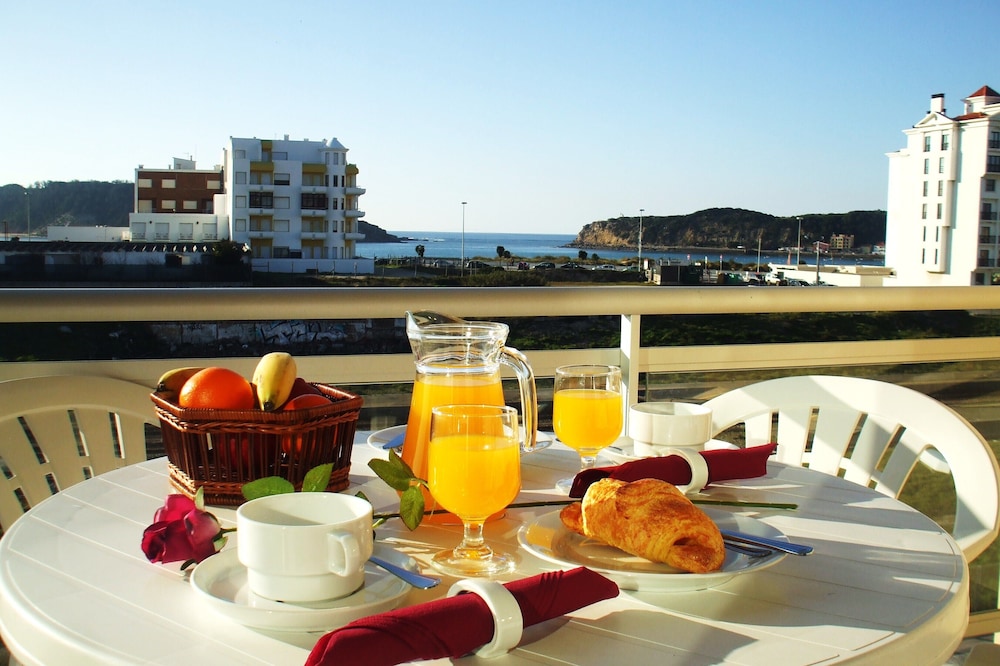 Magnificent 3 bedroom apartment with pool, with sea view, in São Martinho do Porto.