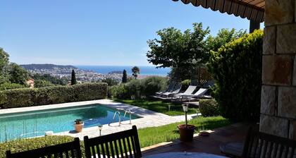 Superb villa sun swimming pool, quiet garden and sea view on the heights of Nice