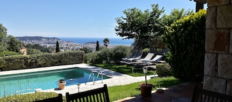 Magnífica villa, piscina de sol, jardín tranquilo y vistas al mar en las alturas de Niza