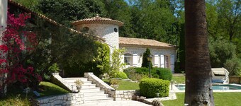 Superb villa sun swimming pool, quiet garden and sea view on the heights of Nice