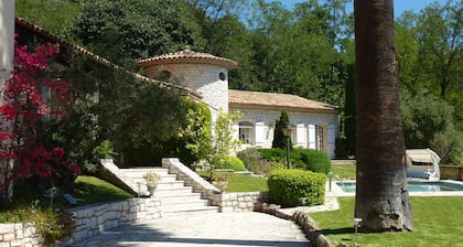 Superb villa sun swimming pool, quiet garden and sea view on the heights of Nice