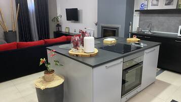 Een koelkast, een magnetron, een oven, een kookplaat