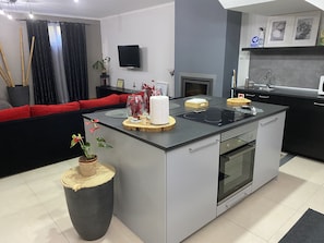 Frigorifero, microonde, forno, piano cottura