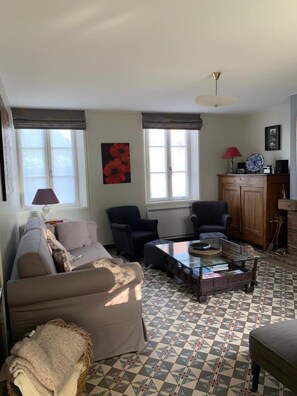 Een smart-tv, een open haard, een dvd-speler en een stereo