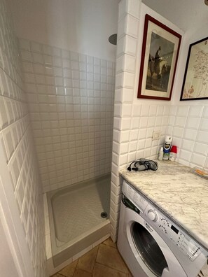 Bathtub, hair dryer, bidet, towels - La Barucola 
 (Capalbio, Grosseto)