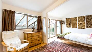 3 bedrooms, travel cot, free WiFi, bed sheets