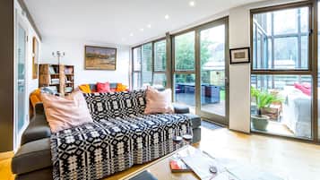 Smart TV, fireplace, DVD player, books