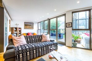 Smart TV, chimenea, reproductor de DVD y libros 