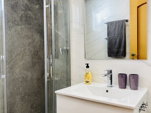 Dusche, Haartrockner, Bidet, Handtücher