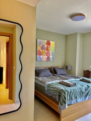 2 chambres, bureau, fer et planche à repasser, accès au Wi-Fi (inclus)