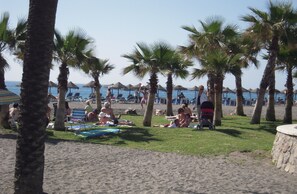 Ranta lähistöllä, rantapyyhkeitä