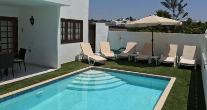 Upea Villa Margarita. Erinomainen sijainti Puerto Del Carmenissa merinäköalalla