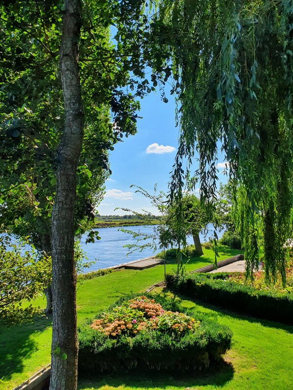 Property grounds - Unique farmhouse right on the water in a beautiful location (Warten)