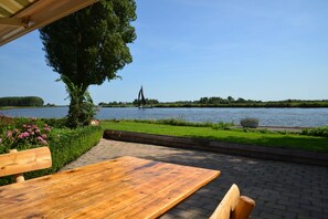 Outdoor dining - Unique farmhouse right on the water in a beautiful location (Warten)