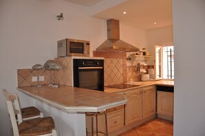 Een koelkast, een microgolfoven, een oven, een kookplaat