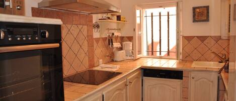 Frigorífic, microones, forn i placa de cuina