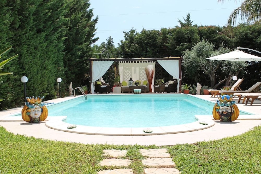FANTASTIC VILLA WITH POOL