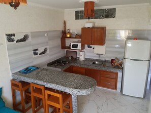 Frigorífico, microondas, placa de cocina y cafetera o tetera