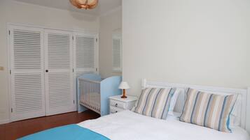4 bedrooms, soundproofing, iron/ironing board, free WiFi