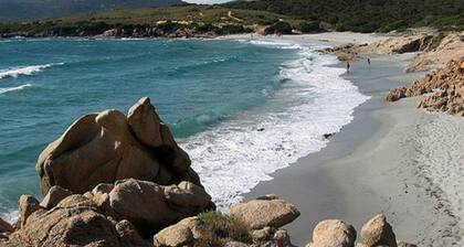 Appartement idéalement situé face à la mer, sur la plage de Tizzano en Corse Sud