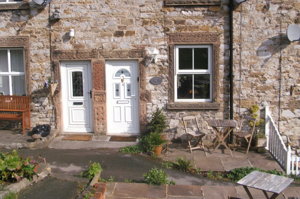 Bakewell Stone Cottage/Sleeps 4/Log Burning Stove/Parking /2 Bathrooms/ WiFi