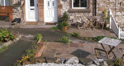 Bakewell Stone Cottage/Sleeps 4/Log Burning Stove/Parking /2 Bathrooms/ WiFi