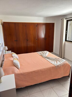 1 habitación, tabla de planchar con plancha y cuna de viaje 