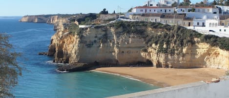 Una spiaggia nelle vicinanze