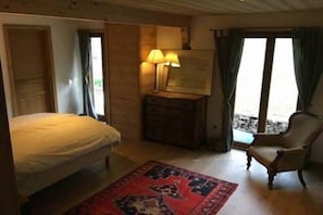 3 bedrooms, iron/ironing board, travel crib, free WiFi