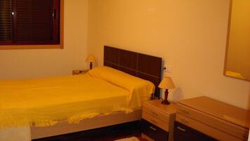 2 Schlafzimmer, BĂŒgeleisen/BĂŒgelbrett, WLAN, BettwĂ€sche