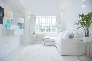 Smart TV, books - Hampton Court Lodge - Beautiful 2 storey apartment 10 mins walk from Palace (Molesey)
