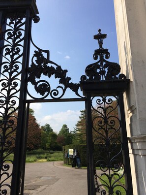 Exterior detail - Hampton Court Lodge - Beautiful 2 storey apartment 10 mins walk from Palace (Molesey)