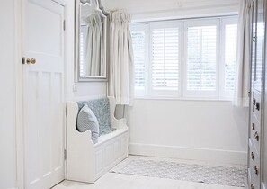 Interior - Hampton Court Lodge - Beautiful 2 storey apartment 10 mins walk from Palace (Molesey)