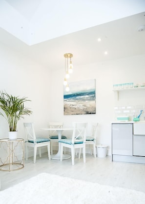 Dining - Hampton Court Lodge - Beautiful 2 storey apartment 10 mins walk from Palace (Molesey)