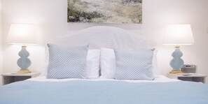 1 bedroom, iron/ironing board, travel cot, free WiFi - Hampton Court Lodge - Beautiful 2 storey apartment 10 mins walk from Palace (Molesey)