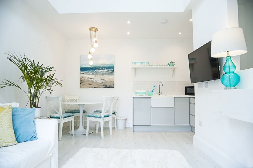 Hampton Court Lodge - Beautiful 2 storey apartment 10 mins walk from Palace